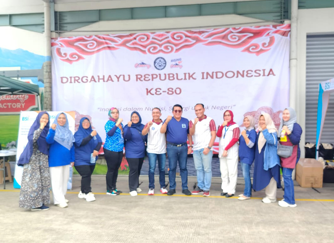 Mengunjungi acara Bazar UMKM Binaan DPK APINDO Kabupaten Bogor, Foto Bersama dengan Manajemen PT. Cisarua Mountain Dairy, Tbk. dan Peserta Bazar UMKM pada Perayaan HUT RI ke 80.